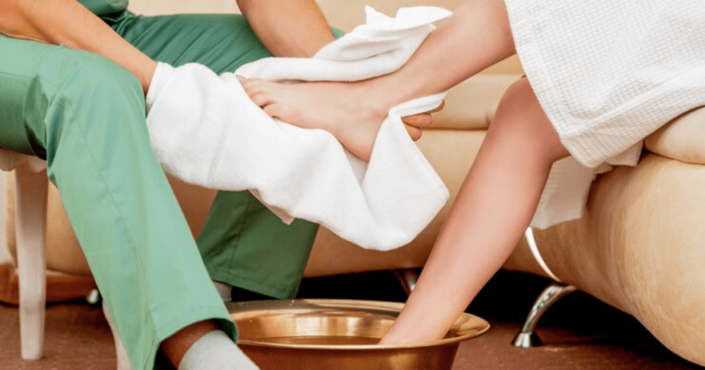 How to Soak Feet in Vinegar for Weight Loss